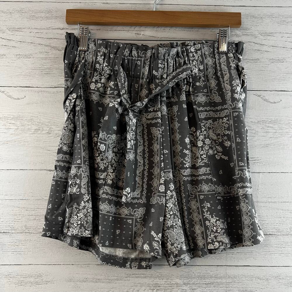 Boutique Bandana Print Paper Bag Waist Tie Shorts Size S?